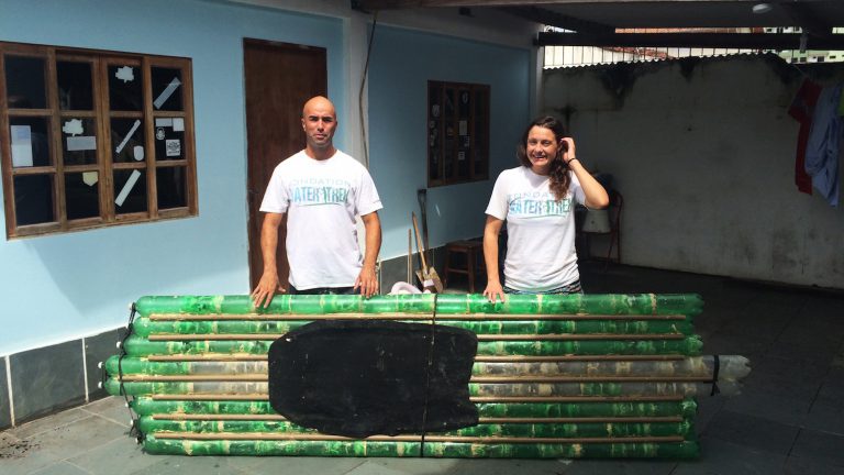 Carolyn et Carlos avec leur paddle en bouteilles