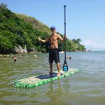 Carlos sur son paddle en bouteilles