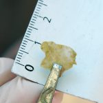 un fragment de plastique mesuré