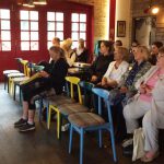 Séverine parle au public lors d'une conférence à Londres