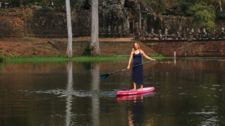 Séverine sur son paddle à Angkor Vat