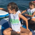 Participante collecte de déchets en paddle