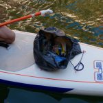un sac de déchets sur un paddle