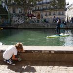 2 ramasseurs sur l'eau et à terre au Canal Saint-Martin