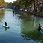 paddlers sur le canal saint-martin lors d'une collecte de déchets