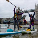 Paddlers sous le London bridge à Londres