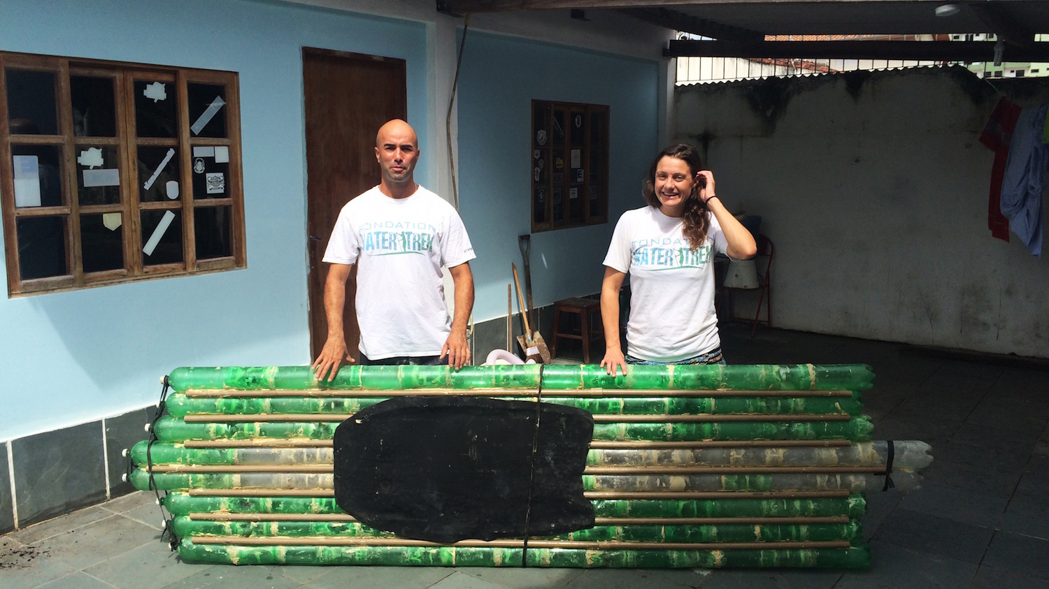 Carolyn et Carlos avec leur paddle en bouteilles
