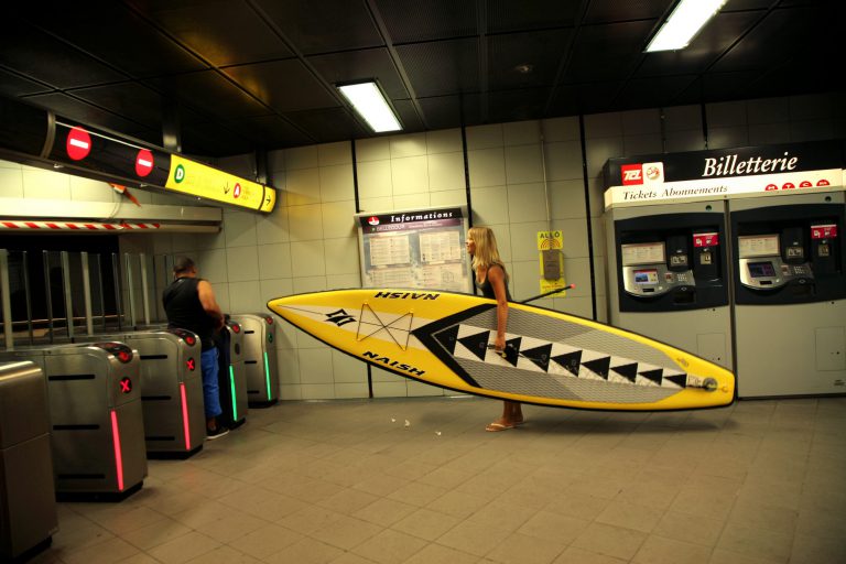 Séverine et son paddle dans un station de métro à Lyon