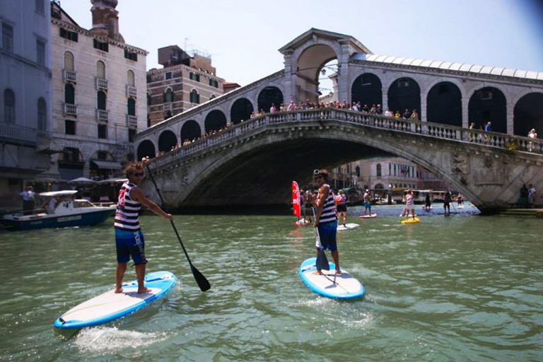 Surfing Venice paddlers sous le pont Rialto